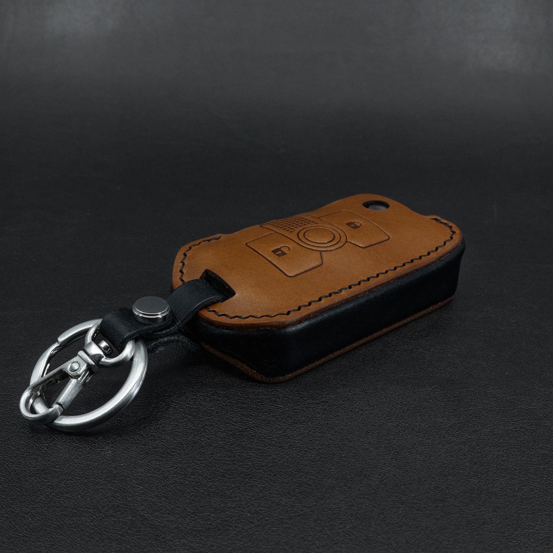 Vegetable-tanned leather key case for INEOS Grenadier – texture close-up
