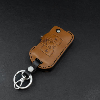 Vegetable-tanned leather key case for INEOS Grenadier – texture close-up