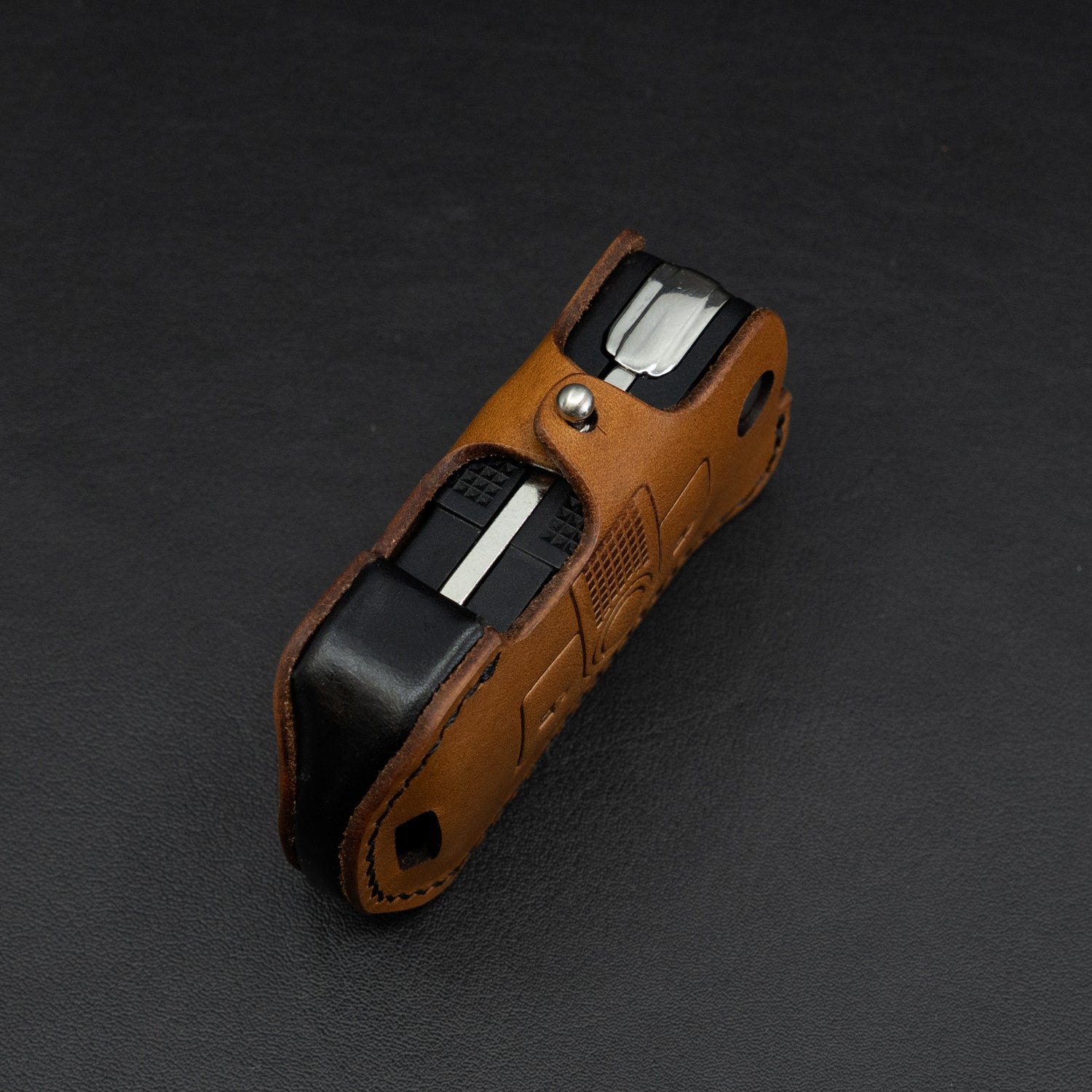 Vegetable-tanned leather key case for INEOS Grenadier 