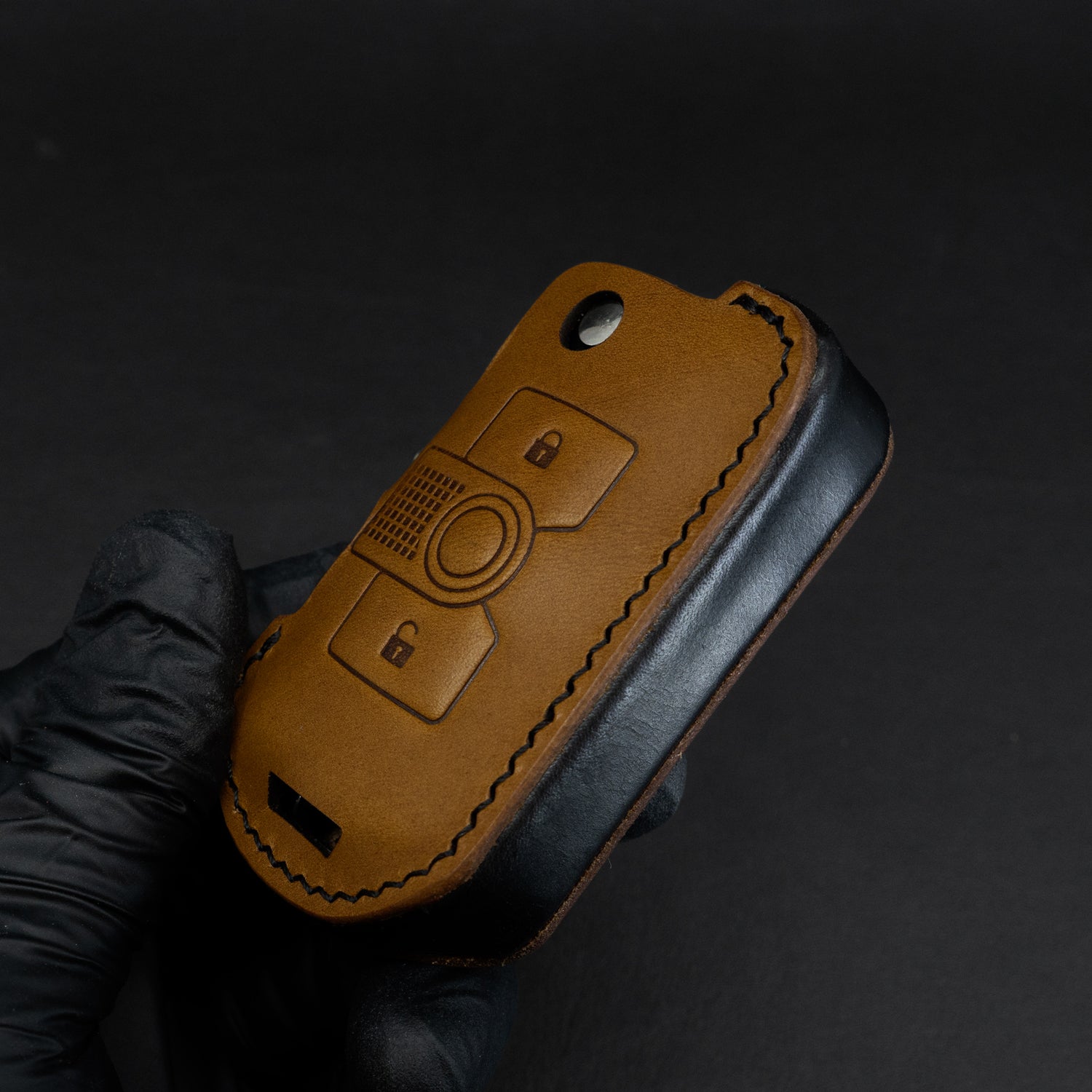 Vegetable-tanned leather key case for INEOS Grenadier – texture close-up