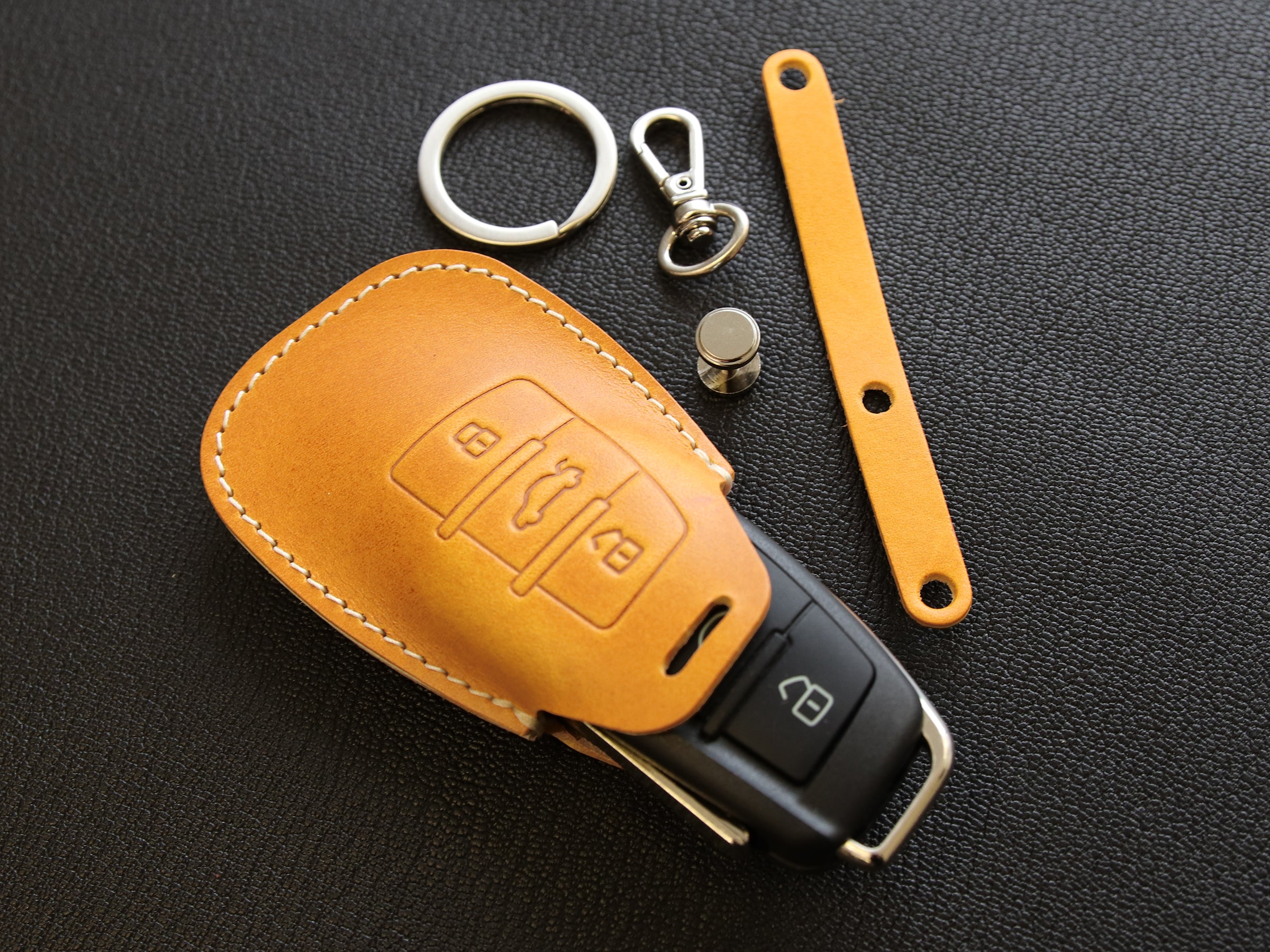 AR004 - ** NEW ** Audi Leather Key Case - BROWN 